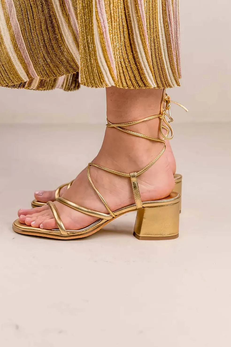 Sandalia Bryan Grecia 2605 artemis dorado