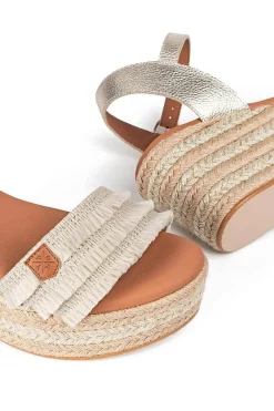 Sandalia Mujer Popa Cuña baja arambol flecos beige con hebilla