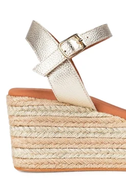 Sandalia Mujer Popa Cuña baja arambol flecos beige con hebilla